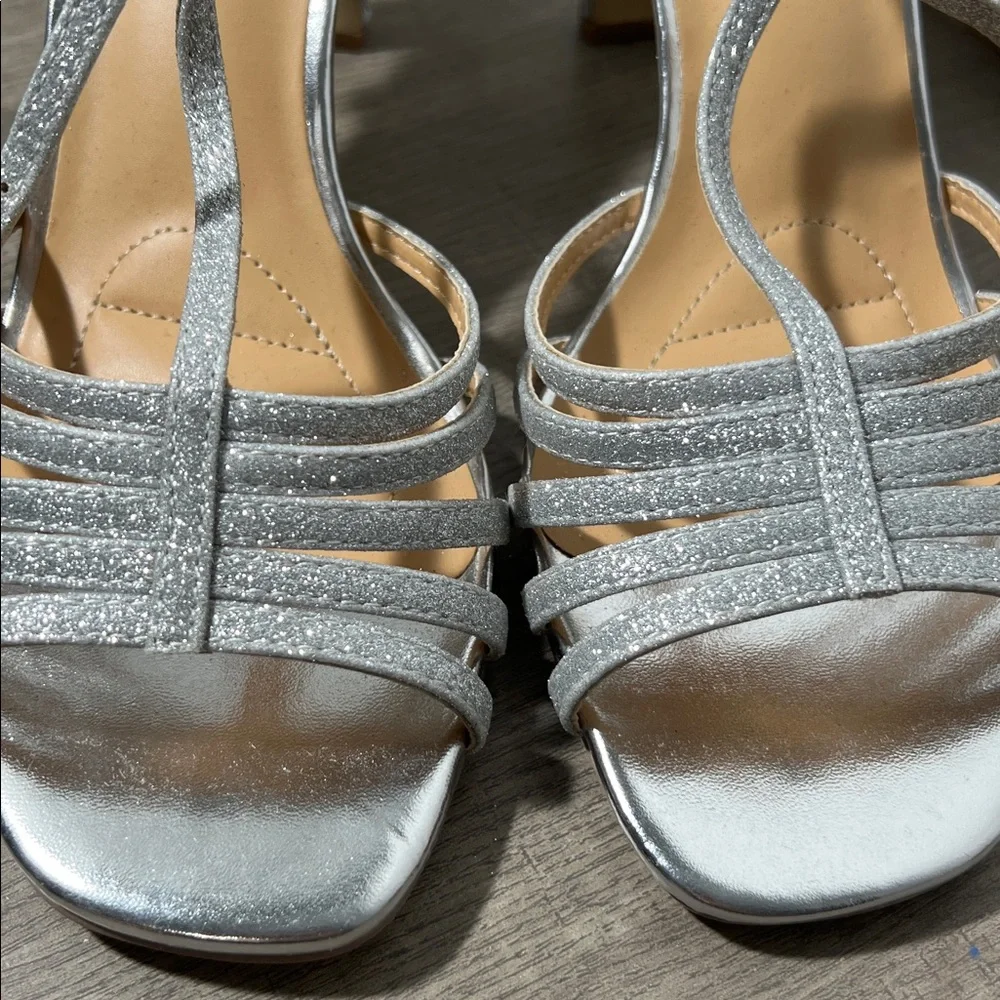 Badgley Mischka American Glamour Women’s ona straps heels Sandals silver size 10
